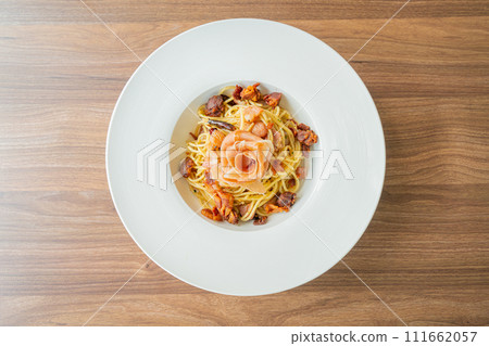 spaghetti with chilli, olive oil and prosciutto bacon 111662057