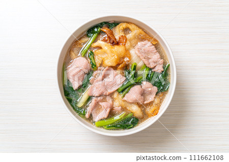 Noodles with Pork in Gravy Sauce 111662108