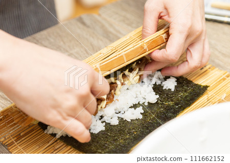 用 makisu 做壽司的女人的手 111662152