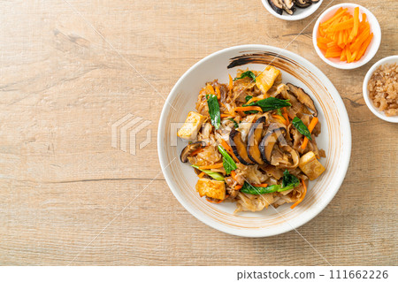 stir-fried noodles with tofu and vegetables 111662226