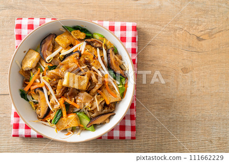 stir-fried noodles with tofu and vegetables 111662229