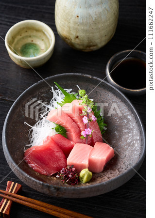 Medium fatty tuna, fatty tuna, lean tuna sashimi 111662247