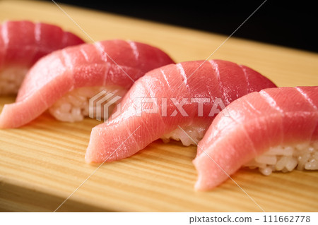 真正的鮪魚，中脂鮪魚握壽司 111662778