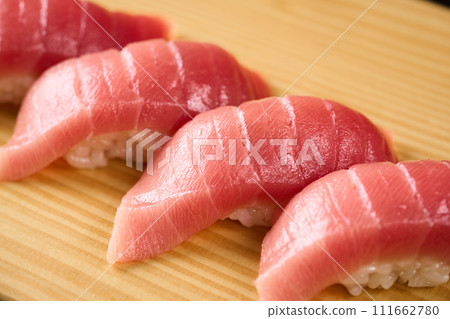 Real tuna, medium-fatty tuna nigiri Real tuna, medium-fatty tuna nigiri 111662780