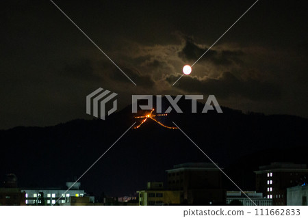 Gozan Okuribi Daimonji and full moon 111662833