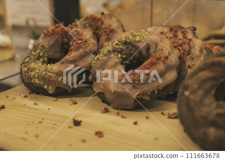 店裡排隊的釉面甜甜圈 店裡排隊的釉面甜甜圈 111663678