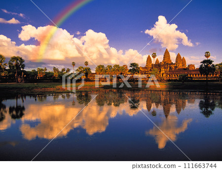 Beautiful sunset view of Angkor Wat ruins 111663744