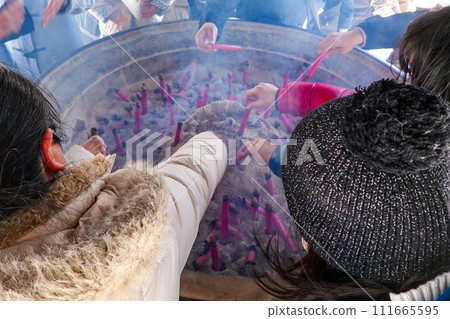 Incense offering place where you can purify your mind and body by bathing in incense smoke (Kawasaki Daishi Heikenji Temple) 111665595