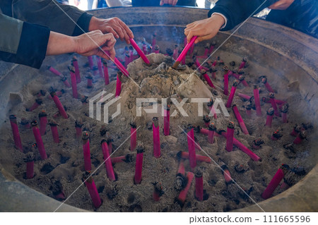 Incense offering place where you can purify your mind and body by bathing in incense smoke (Kawasaki Daishi Heikenji Temple) 111665596