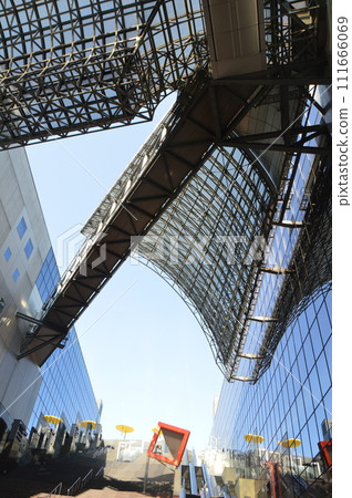 The large roof and grand staircase of Kyoto Station (JR Kyoto Station/Shimogyo Ward, Kyoto City) The large roof and grand staircase of Kyoto Station (JR Kyoto Station/Shimogyo Ward, Kyoto City) 111666069