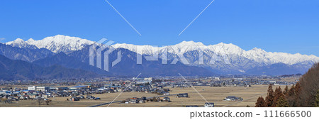 冬季北阿爾卑斯山烏代立山山脈的全景照片 111666500