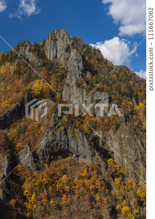 日本：北海道札幌市南區定山溪豐平峽大壩的觀景台上可以看到山谷、千疊岩和秋葉 111667062