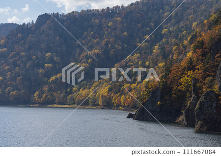 Dam lake of Hoheikyo Dam in Jozankei, Minami Ward, Sapporo City, Hokkaido, Japan, Lake Jozan and autumn leaves 111667084