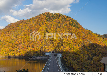 日本：北海道札幌市南區定山溪水壩形成的人工湖札幌湖和秋葉 111667366