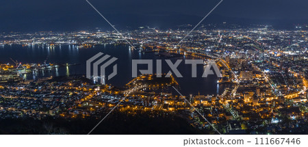 從日本北海道函館市函館山觀景台看到的城市和津輕海峽的夜景 從日本北海道函館市函館山觀景台看到的城市和津輕海峽的夜景 111667446