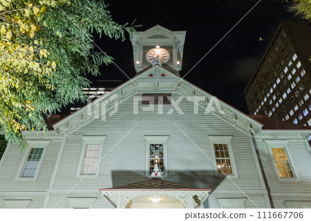 日本北海道札幌市中央區的札幌市鐘樓被照亮 111667706