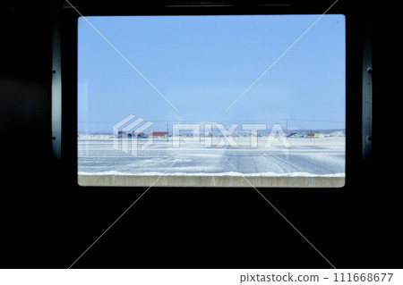 冬天從當地火車的車窗望去 冬天從當地火車的車窗望去 111668677