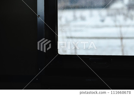 冬天從當地火車的車窗望去 111668678