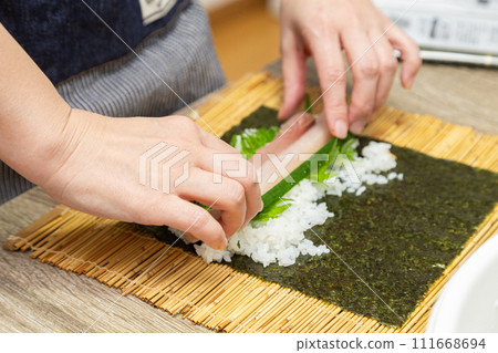 用 makisu 做壽司的女人的手 用 makisu 做壽司的女人的手 111668694