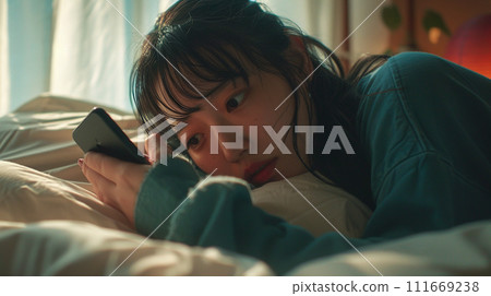 觀看智能手機的婦女 111669238