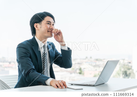 年輕的亞洲商人諮詢、會議、商務談判、在辦公室提出建議 111669314