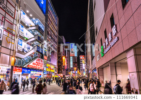 日本元旦的東京市景…秋葉原熙熙攘攘，人潮洶湧。願新的一年是美好的時光... = 2020 年 1 月 1 日 111669341
