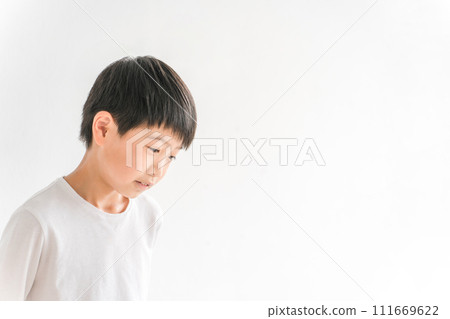 A shy lower grade elementary school boy 111669622