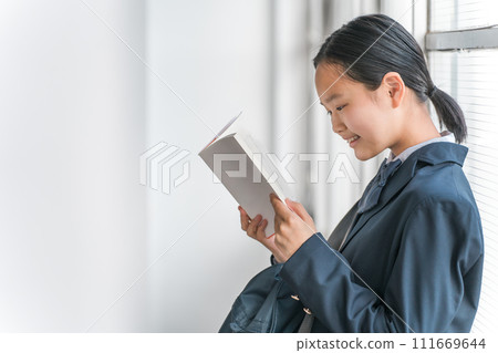 看書、小說、漫畫、教科書、參考書(文學)的微笑的高中生、初中生、小學生 看書、小說、漫畫、教科書、參考書(文學)的微笑的高中生、初中生、小學生 111669644