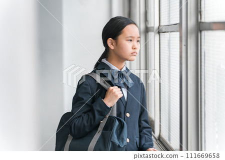 高中、國中、小學女生在教室裡望著窗外（轉學、青春期、敏感、憂鬱） 111669658
