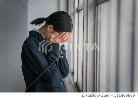 高中、國中、小學女生在教室窗前哭泣(哭泣、霸凌、孤獨) 高中、國中、小學女生在教室窗前哭泣(哭泣、霸凌、孤獨) 111669659