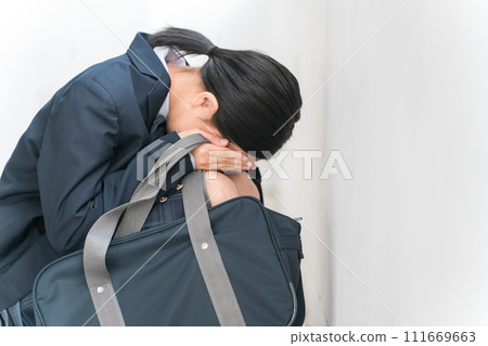 高中國中女生蹲著哭（欺負、哭泣、壓力、驚慌） 111669663