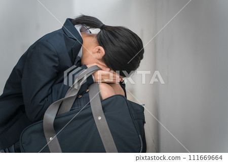 高中國中女生蹲著哭（壓力、適應障礙、憂鬱、青春期） 111669664