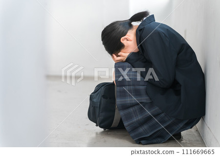 高中國中女生蹲著哭(欺負、哭泣、壓力、驚慌) 高中國中女生蹲著哭(欺負、哭泣、壓力、驚慌) 111669665