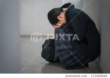 高中國中女生蹲著哭（欺負、哭泣、壓力、驚慌） 111669666