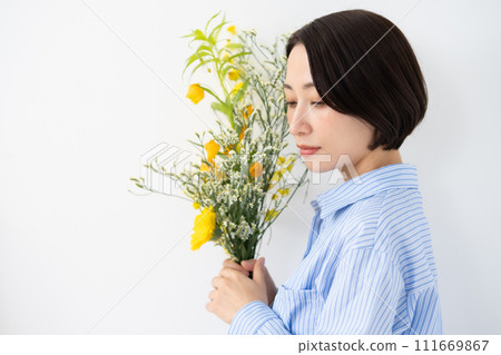 側身拿著花的女人 111669867