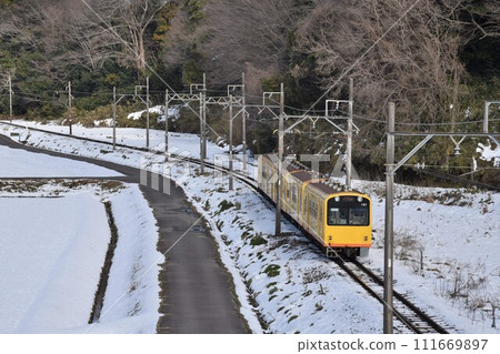 北西線山義鐵道,蘇原站和阿田站之間,漫步在雪景中 北西線山義鐵道,蘇原站和阿田站之間,漫步在雪景中 111669897