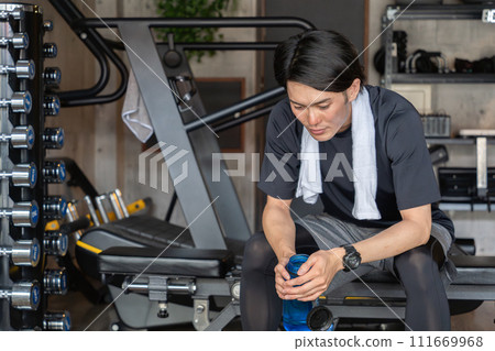 亞洲男性在健身房/運動館沒有動力（過度勞累、疲勞、憂鬱） 111669968