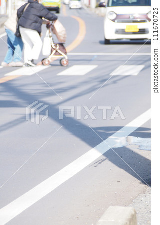 穿越行人穿越道 交通安全 111670725