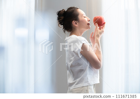 Beauty image of a woman holding an apple in her hand Beauty image of a woman holding an apple in her hand 111671385