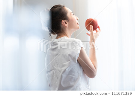Beauty image of a woman holding an apple in her hand 111671389