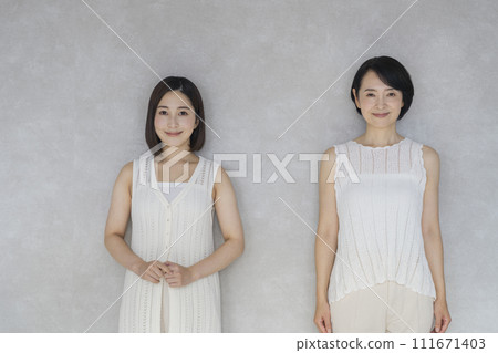 20 多歲和 50 多歲的微笑女性，母女形象肖像 111671403