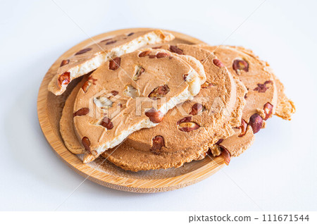 Thick roasted peanut rice crackers 111671544