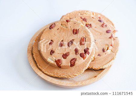 Thick roasted peanut rice crackers Thick roasted peanut rice crackers 111671545
