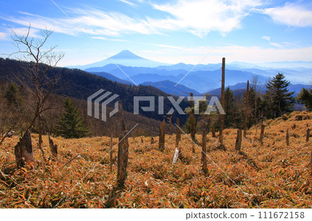 Mt. Fuji and the Misaka Mountains seen from Ushioku no Karigaharazuriyama Mt. Fuji and the Misaka Mountains seen from Ushioku no Karigaharazuriyama 111672158