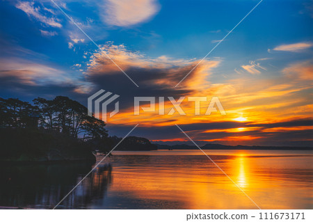 黎明的天空將水面染成美麗的色彩的松島海岸 黎明的天空將水面染成美麗的色彩的松島海岸 111673171