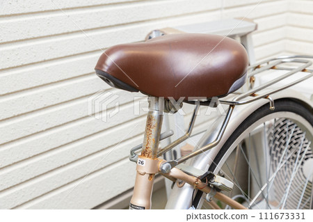 生鏽的自行車鞍座 111673331