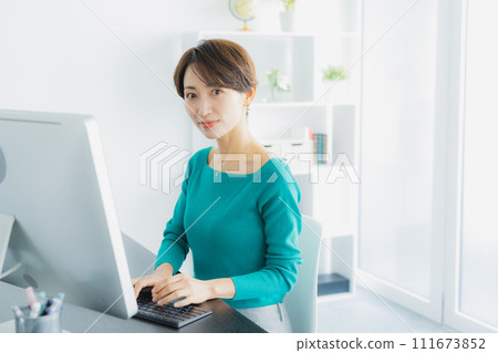 Business woman heading to PC Business woman heading to PC 111673852