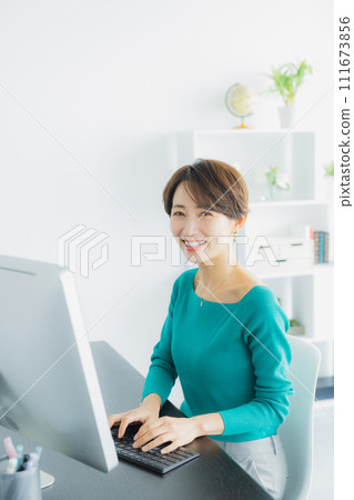 前往個人電腦的女商人 前往個人電腦的女商人 111673856