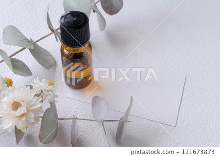 香氣瓶和卡片 111673873