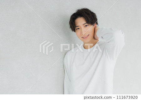 穿著T恤的男人 111673920